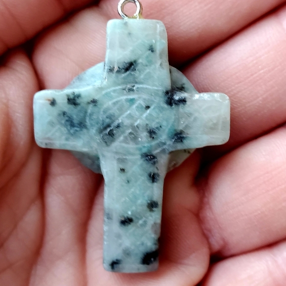 New Hand Carved Kiwi Stone Celtic Cross. - Picture 9 of 10